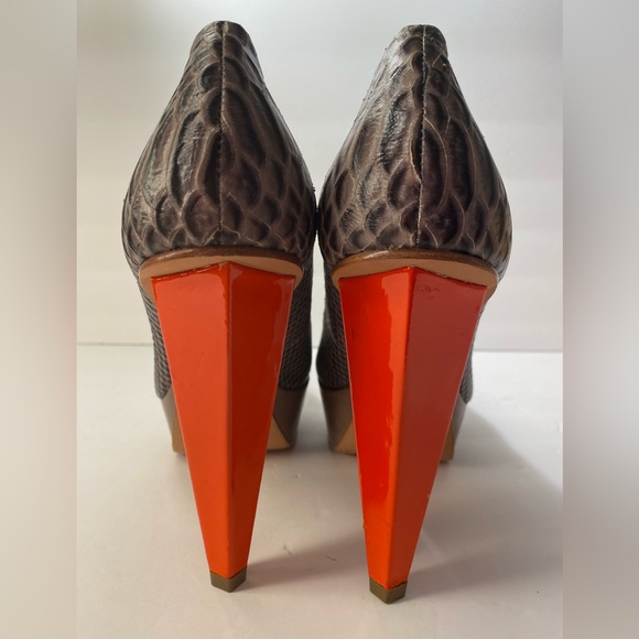 BCBGmaxazria snake embossed pumps heels grey orange 10 - Picture 8 of 12